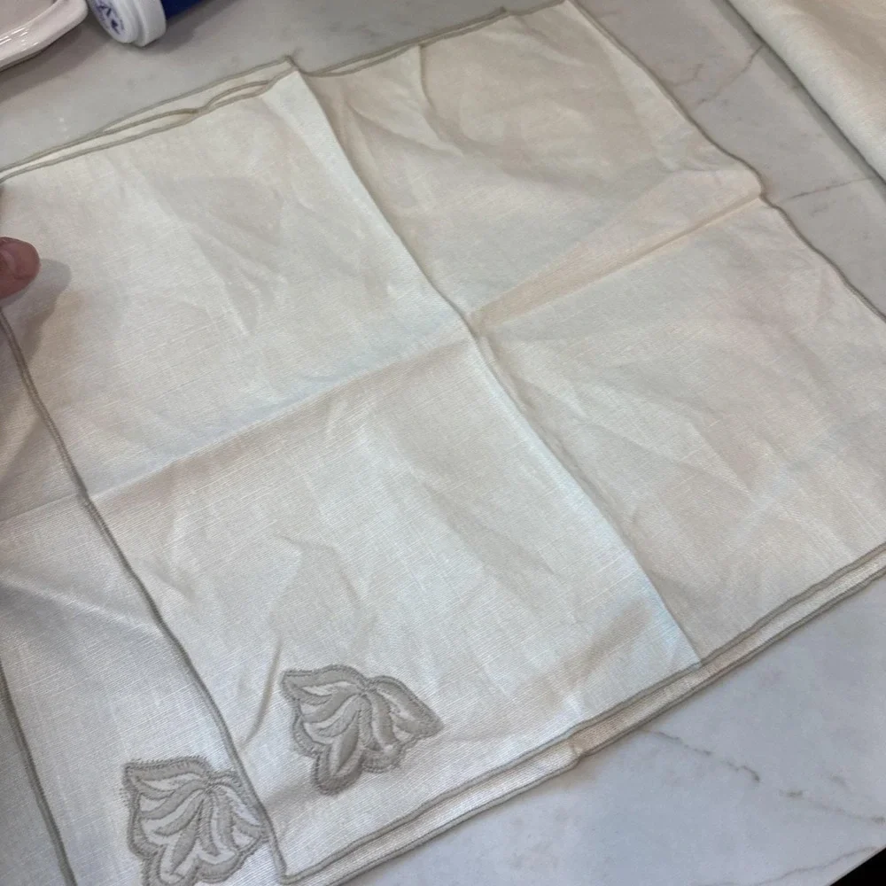 6 Vintage Linen Napkins ‎ Tone on Tone Embroidered Floral Tulip Farmhouse table